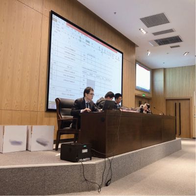 办公室装线槽，门框喷漆（原不锈钢框想喷黑色），安装简单的吊顶灯。