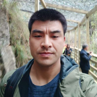 内线电工专业安装灯具