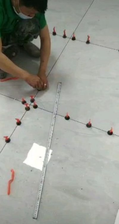 贴砖装修师傅
