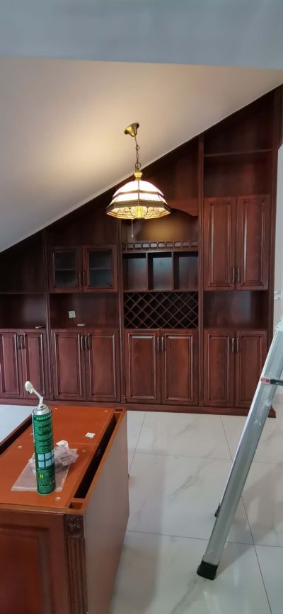 承接一些家具定制。成品衣柜类似的。