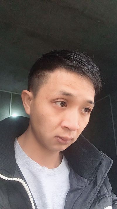 家装维修安装木地板和灯具