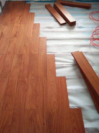 缅茄木实木地板架柚木龙骨铺装。安装人工50元一平方，柚木龙骨70元一平方。