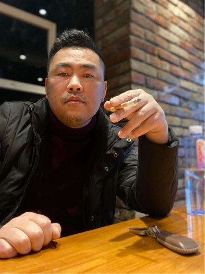更换发光字，把原来火锅的字换成上河湾，师傅需要自带脚手架，