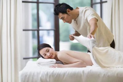 按摩足疗女性全身推油颈肩腰疼