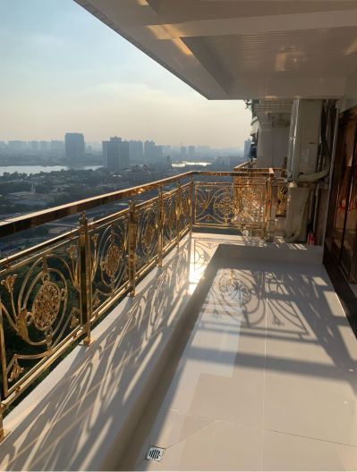 装修工人安装维修水电