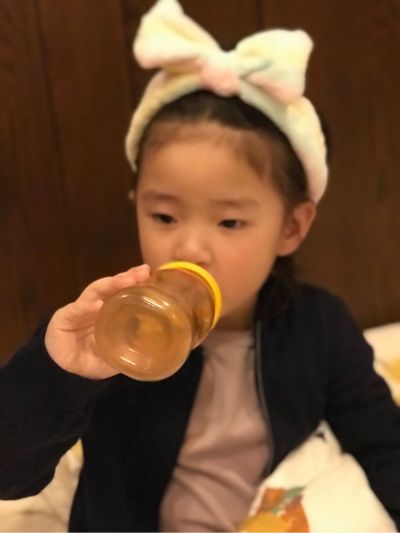 厨房墙上打孔安装燃气热水器，再装一个开关面板