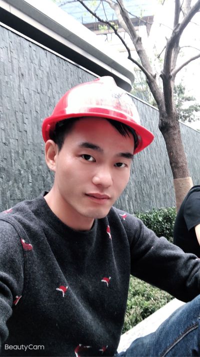 楼梯地砖已经粘贴好，需要安装钢木楼梯的扶手。