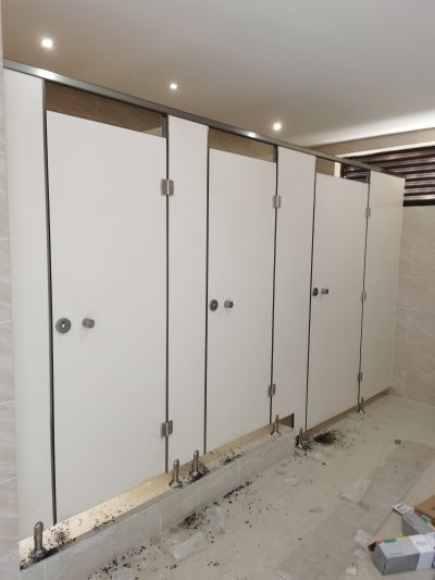 南京及南京周边有卫生间隔断工程的联系我，厂家直销，包工包料13337822728