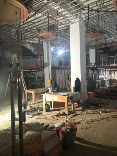 需要木工师傅两名，安装波纹板和集成墙板