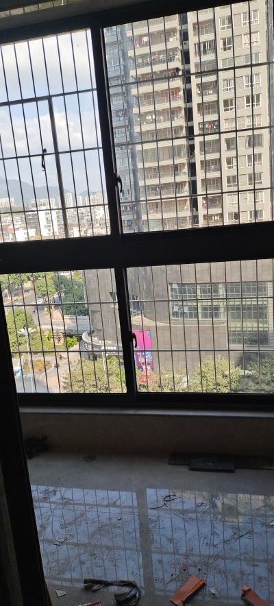 专业不锈钢防盗网加工，铝合金门窗安装，隐形防盗网安装，各种款式的扶手栏杆及各类铁件加工。铝合金焊接窗花