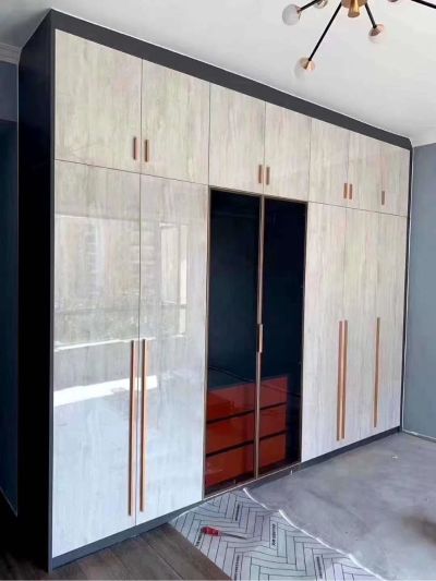 衣柜安装上门装衣柜