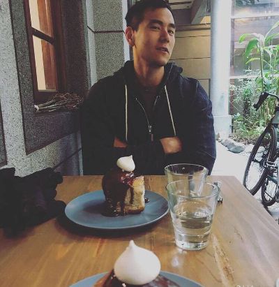有一个角裂开了，需要维修师傅抹平上色！时间的话都行，商量着来！