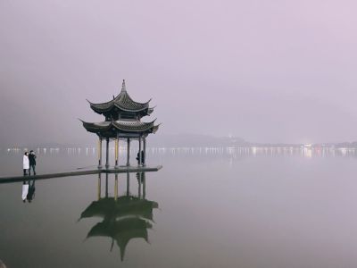 空调外机口，墙洞打发泡胶，需要高空作业请带好安全绳