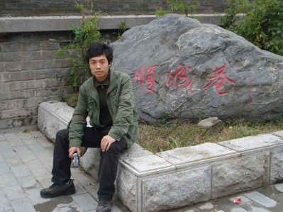 楼梯钢槽安装，膨胀螺丝固定，局部需要焊接L角码调整水平