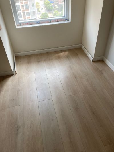 承接全国木地板工程施工及家装木地板铺装，地板吊顶.上墙.做地台.飘窗.楼梯.异形.45度碰角铺装。