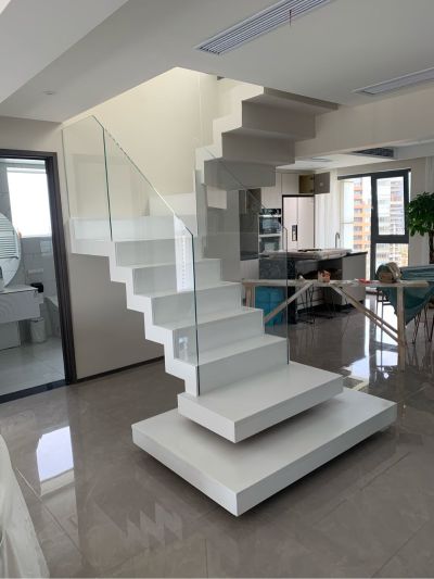 木楼梯安装木楼梯