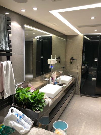 两个小螺丝孔