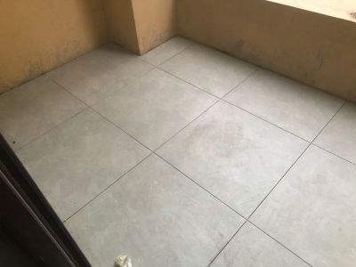 泥工贴瓷砖