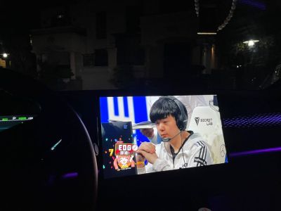 给办公桌装插座，装灯，装空调插座。
