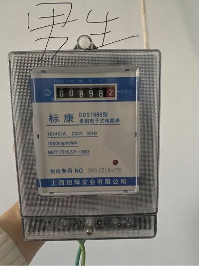 有漆 需要师傅自备刷漆工具 腻子是几年前打好的 一直没搞下一步 需要打磨下腻子把腻子粉磨一下上墙固再刷乳胶漆 房子总体面积88平 卫生间和厨房不搞