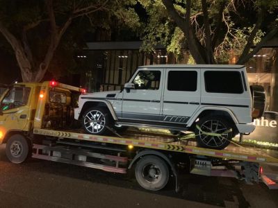 玻璃门碰到一起 顶轴歪了
