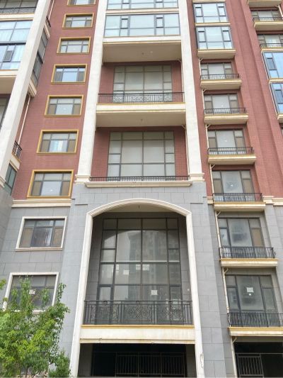 门窗展厅需要安装一面把手样品墙。大概有十几个把手，装到柜板上（把手已从原柜板上拆下来了）