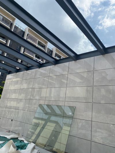 井口长度1.3×1.3  封楼梯井  铝合金   压玻璃槽   装玻璃  如图款式  带门，  图一为大概框架样子 全包报价！做铝材的 20米 左右。。  10里 钢化玻璃8方左右。作一个门 图片图片一样，8里玻璃。 看图不通沟通！ 封楼梯井，有专业知识接单，全包！ 全包价3000-3500