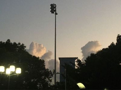 厨房下水道堵了；房间木门松动