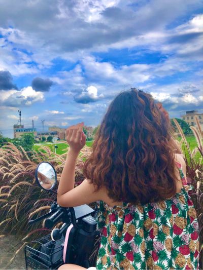 安装师傅可打电话来了解一下
拉一下墙一条插排线下来 
墙上打一个孔 从墙后面装一条水龙头出来
很简单的