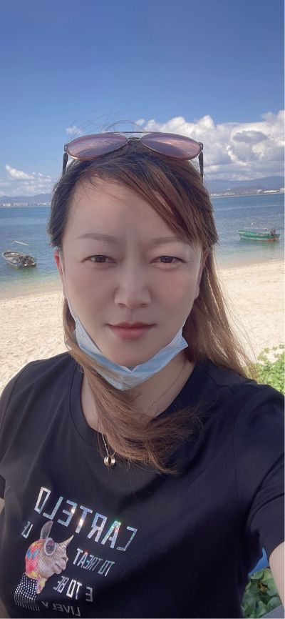 护墙板里面死了个老鼠，要把护墙板用电锯切开 ，把死老鼠找出来 ，然后再恢复护墙板