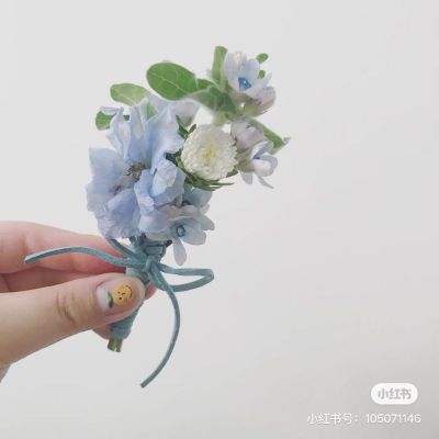安装吊装投影仪支架，接一个电源走明线及线槽，插线板（自备电槽，线及插板）