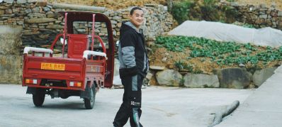 安装衣柜门测量柜门尺寸接木工装修