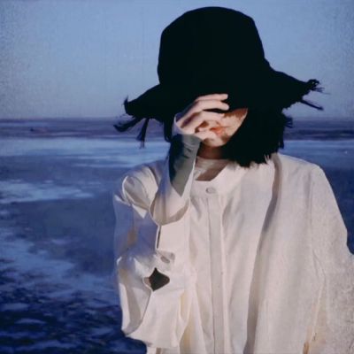 柜体已经安装和摆放好，只需安装5扇平板门板
尺寸：800*400=3。1800*400=2