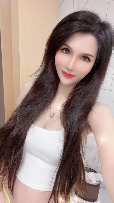 只有墙纸，没有胶水和工具，需要专业的有工具的来贴三面墙  三面墙的尺寸
2.5高 
3.75长

2.5高
2.1长

2.5高
1.2长