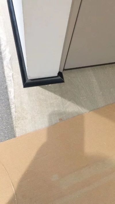 安装木质贴脚线