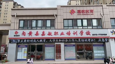墙上挂画装饰