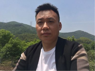左边打不着火有燃气出来，右边能打着但时间要长一些才能放手！