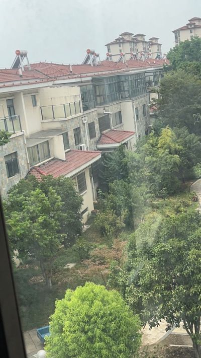 小孔，挂东西的。有膨胀螺丝，只需要打孔