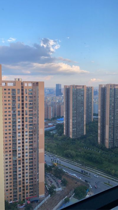 去工地安装办公桌椅