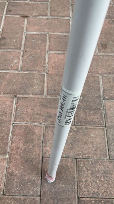 背景墙由几块竹纤板组成，背景墙长4米，高2.7米！需要在背景墙上安装发光字，并接好电