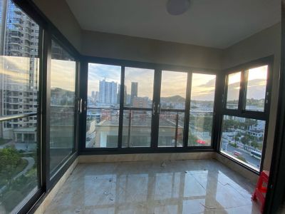 卧室灯两个，客厅灯，餐厅灯，阳台灯，总共五个，灯具都是塑料的，比较轻