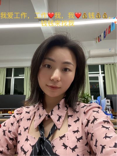 300平 地面+墙面贴砖
80*80地面瓷砖
全屋通铺，无过门石，天地对缝，回字形地漏，对角做海棠角。
每天贴完瓷砖，把瓷砖缝隙的水泥和沙子及时清理干净，方便后续做美缝。
切开的小砖贴在柜子下边，有排版意识。
地面贴砖无空鼓
专心贴我们一家的瓷砖。
需要细心，耐心，手艺很好的师傅。
工作时间：2022年12月初