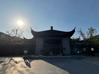 二栋门口的垃圾分类亭水槽部分留的太少，需要拆掉螺丝重新安装，往左移