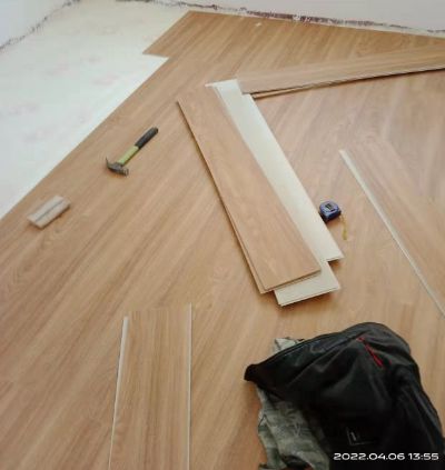 专业安装木地板，踢脚线，批发各种木地板