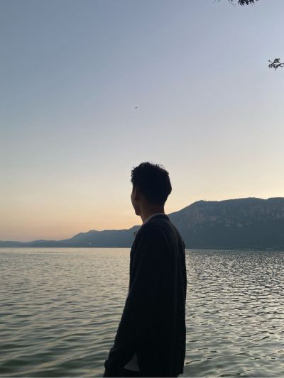 有一个三联的厨房玻璃门和浴室玻璃门，图二是浴室门，图三是三联门，图四是三联门的轨道，无需挖槽，轨道是直接自粘的。需要熟手师傅，可以的请➕V:Eden825