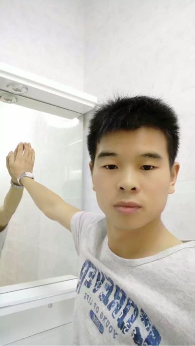 一个防盗门从车上拿下来，上电梯 上七楼