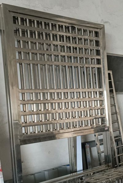 制作防盗网，楼梯扶手，雨棚做各种不锈钢制品