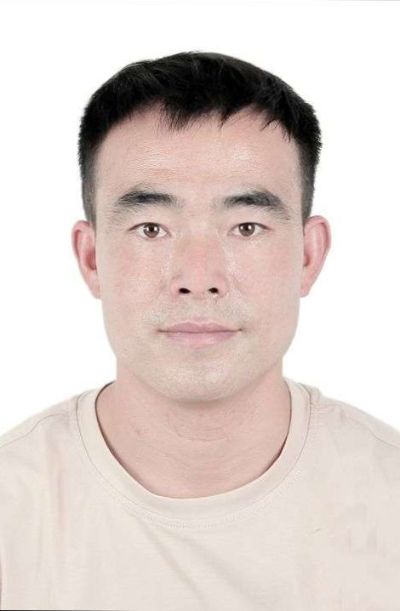 专业电工师傅，带证操作，十几年工作经验丰富，可以为您排忧解难。解决各种疑难杂症。