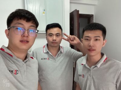 用硅胶粘一下踢脚线。换两个插座