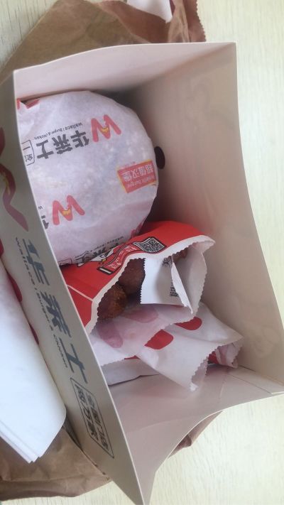 需要一位专业门头安装师傅，之前有相关安装经验，购买接近原门头颜色的铝塑板进行安装。需要期间实地看，以及中间铝塑板对色沟通